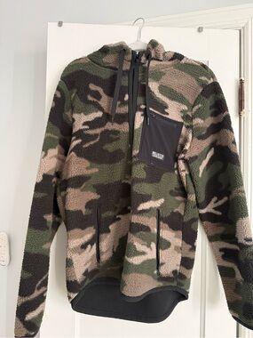 Hollister Men's Camouflage Sherpa Zip Pullover - Green, Brown, Black